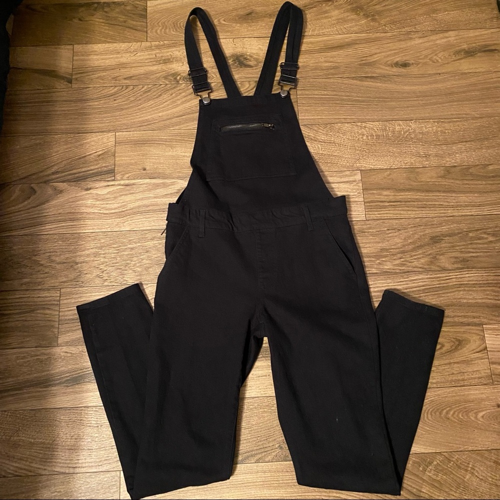 Forever 21 women’s black overalls. Size 27. 99% cotton 1% spandex.